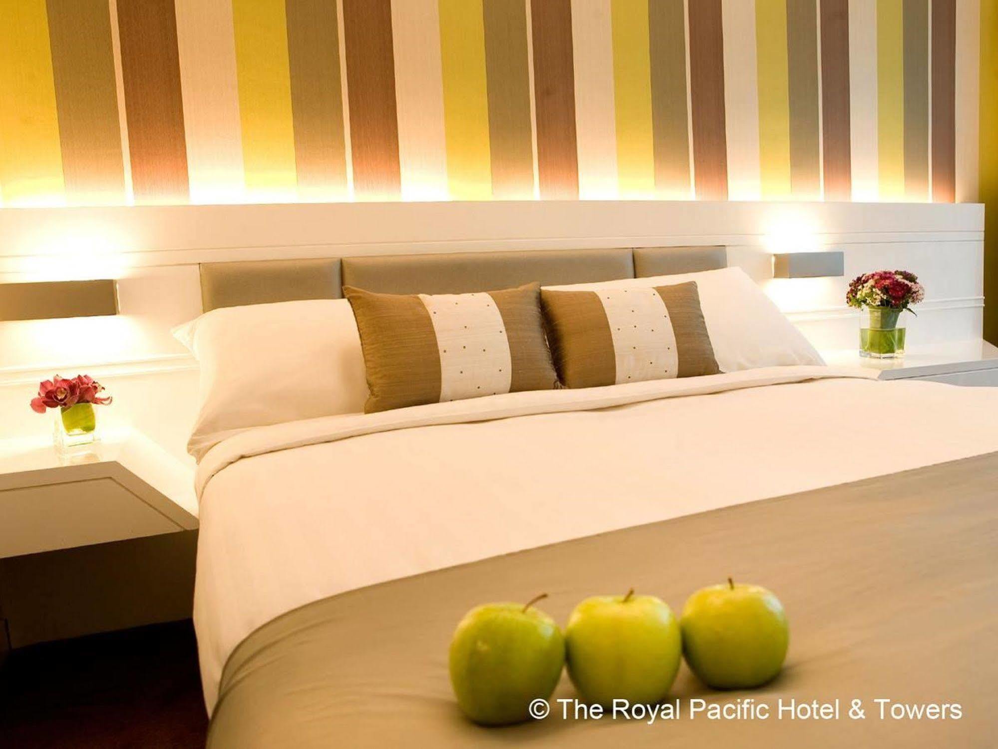 The Royal Pacific Hotel & Towers Хонконг Екстериор снимка